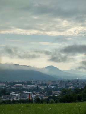 Ormanda sis. Ağaçların arkasındaki güneş ışınları. Slovakya