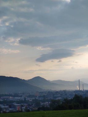 Ormanda sis. Ağaçların arkasındaki güneş ışınları. Slovakya