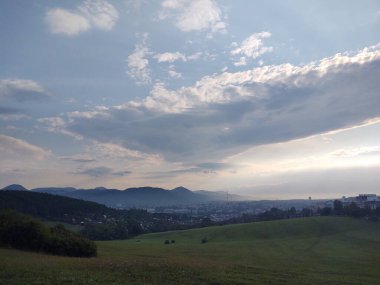 Ormanda sis. Ağaçların arkasındaki güneş ışınları. Slovakya