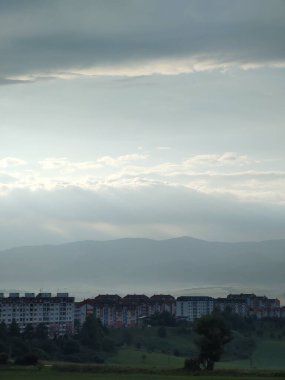 Ormanda sis. Ağaçların arkasındaki güneş ışınları. Slovakya