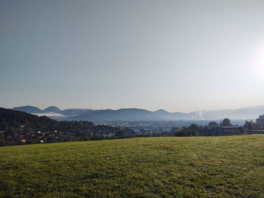 Ormanda sis. Ağaçların arkasındaki güneş ışınları. Slovakya