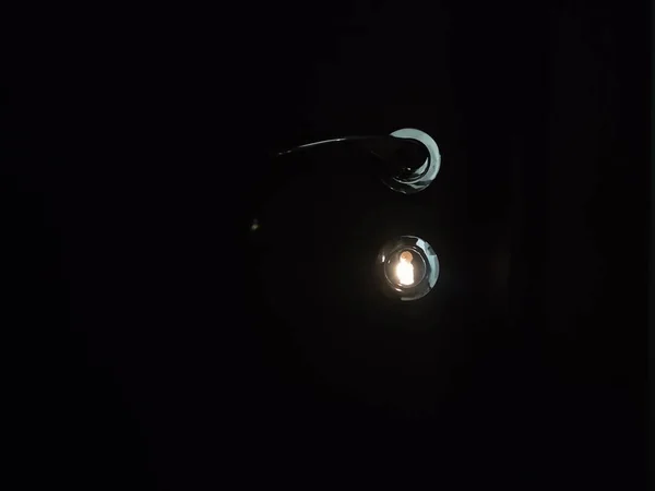 从黑暗的房间向外面的灯看去 这是钥匙孔 斯洛伐克 — 图库照片