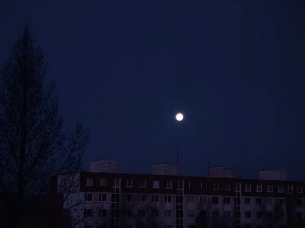 Полная Луна Небе Светит Яркой Ночью Словакия — стоковое фото