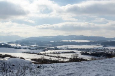 Kış boyunca kar altında doğa. Slovakya