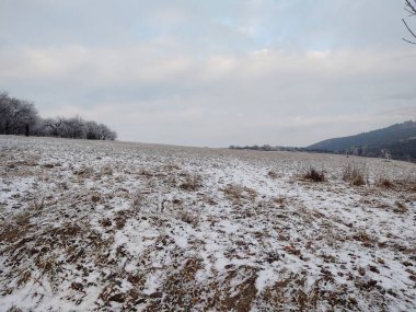 Kış boyunca kar altında doğa. Slovakya