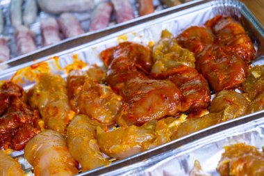 Markette kızarmış tavuk kanadı.