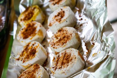 Lezzetli Asya yemeklerinin yakın görüntüsü