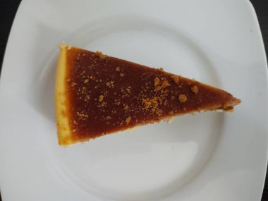 Peynirli kek bir dilim plaka üzerinde