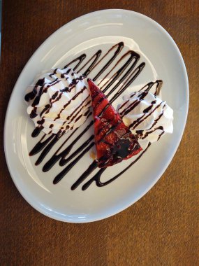 Çilekli ve naneli çikolatalı pasta.