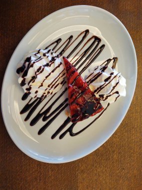 Beyaz bir tabakta lezzetli bir pastanın yakın çekimi.