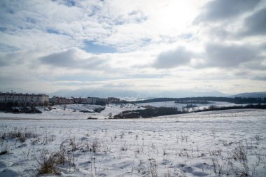 Kış boyunca kar altında doğa. Slovakya