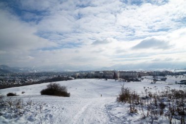 Kış boyunca kar altında doğa. Slovakya