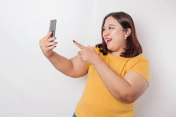 Портрет Щасливої Азіатської Жінки Великого Розміру Посміхається Тримає Свій Смартфон — стокове фото