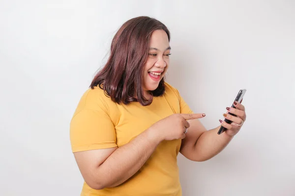 Портрет Щасливої Азіатської Жінки Великого Розміру Посміхається Тримає Свій Смартфон — стокове фото