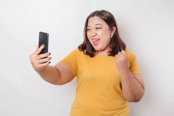 Retrato Uma Mulher Asiática Feliz Grande Porte Está Sorrindo Segurando — Fotografia de Stock