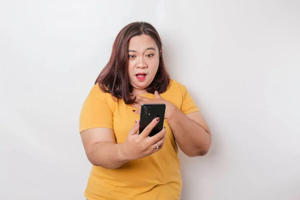 Überraschte Asiatische Big Size Frau Gelbem Shirt Zeigt Auf Ihr — Stockfoto