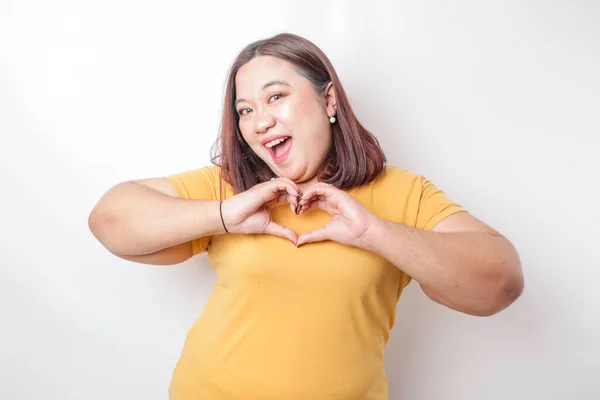 Sarı Tişört Giyen Çekici Asyalı Iri Yarı Bir Kadın Mutlu — Stok fotoğraf