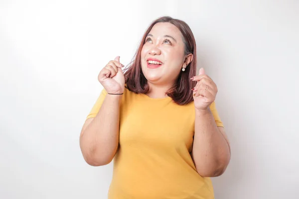 Sarı Tişört Giyen Çekici Asyalı Iri Yarı Bir Kadın Mutlu — Stok fotoğraf