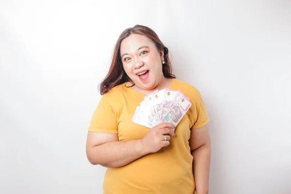 Büyük Mutlu Bir Kadın Sarı Tişört Giyiyor Endonezya Rupiasında Beyaz — Stok fotoğraf
