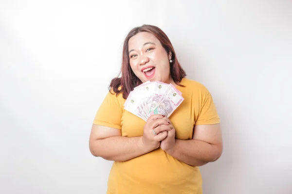 Tânără Tânără Fericită Poartă Tricou Galben Deține Bani Rupia Indoneziană — Fotografie, imagine de stoc