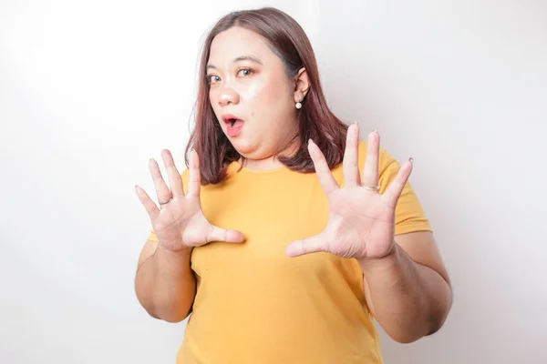Mooi Aziatisch Groot Formaat Vrouw Dragen Geel Shirt Met Hand — Stockfoto