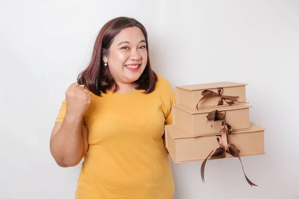 Szczęśliwa Młoda Azjatycka Duża Kobieta Nosi Żółtą Koszulę Trzyma Pudełko — Zdjęcie stockowe
