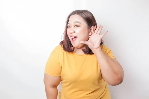 若い美しいアジアの大きなサイズの女性は 黄色のシャツを着て叫び 彼女の口の上に手で大声で叫んでいます コミュニケーションの概念 — ストック写真