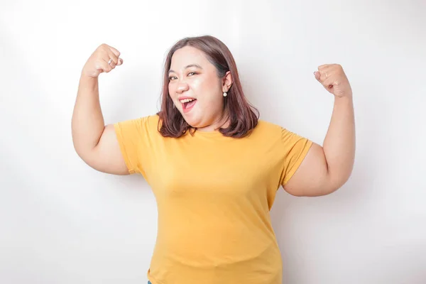 Excitada Asiática Mulher Grande Porte Vestindo Uma Camiseta Amarela Mostrando — Fotografia de Stock