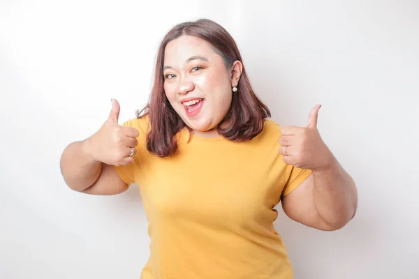 Excitada Asiático Grande Porte Mulher Vestindo Amarelo Camisa Polegares Até — Fotografia de Stock