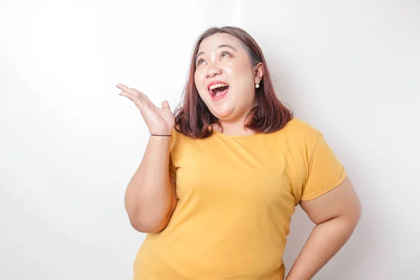 Heyecanlı Asyalı Iri Yarı Sarı Tişörtlü Kadın Fotokopi Odasını Işaret — Stok fotoğraf