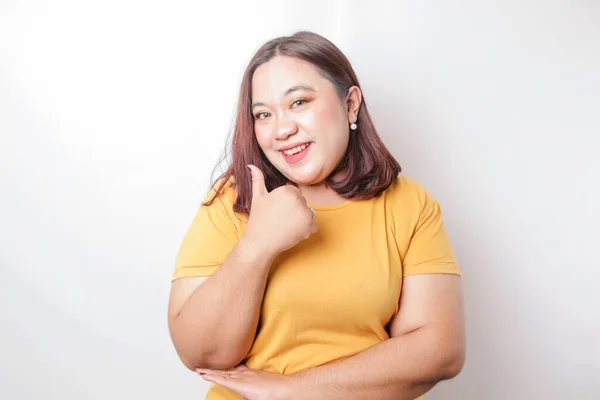 Emocionado Asiático Mujer Gran Tamaño Con Camisa Amarilla Pulgares Hacia —  Fotos de Stock