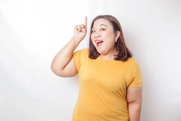 Emocionada Mujer Asiática Gran Tamaño Con Camisa Amarilla Apuntando Espacio —  Fotos de Stock