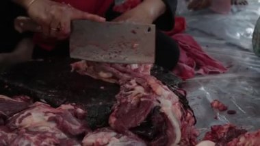 Kasap büyük bir parça seçilmiş et kesiyor. 