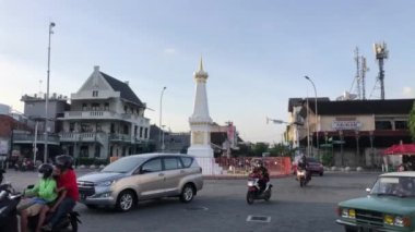 Günbatımı geçmişi olan Tugu Jogja, ya da Tugu Pal olarak bilinen Yogyakarta 'nın Iconic Landmark' ıdır.