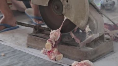 Kasap büyük bir parça seçilmiş et kesiyor. 