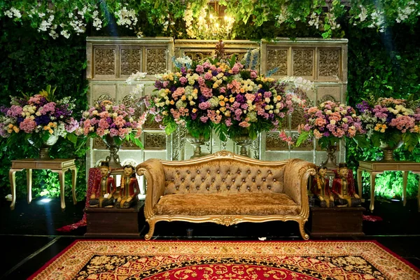Decoración Interior Configurada Para Boda Javanesa Con Muchas Flores Frescas — Foto de Stock