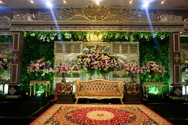 たくさんの新鮮な花とジャワの結婚式のために設定された室内装飾 — ストック写真