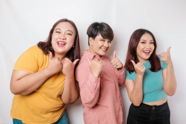 Üç arkadaşın portresi heyecanlı görünüyor ve beyaz bir arkaplan tarafından izole edilmiş el hareketi yapıyor.