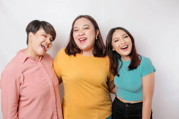 Retrato Tres Amigos Sonríe Expresando Sentimiento Feliz Aislado Por Fondo —  Fotos de Stock