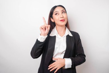 Beyaz arka planda izole edilmiş lezzetli yemekleri merak eden heyecanlı genç bir kadının fotoğrafı.