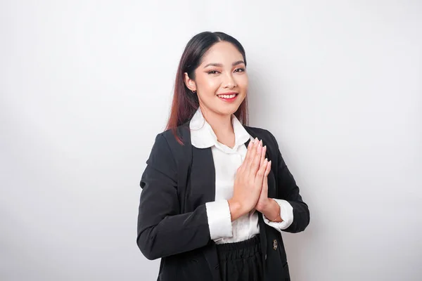 Siyah Takım Elbiseli Gülümseyen Genç Bir Asyalı Kadın Beyaz Arka — Stok fotoğraf