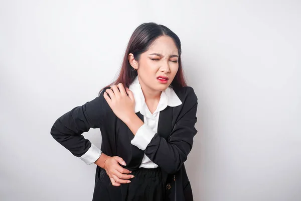 職場での痛みや筋肉のけいれんに苦しんでいる若いビジネス女性を動揺疲れている 締め切り 痛みや間違った姿勢 — ストック写真