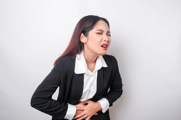 胃の痛みに苦しむ若いビジネスマンの女性を動揺し オフィスで過労 胃炎または消化不良または便秘の概念 — ストック写真