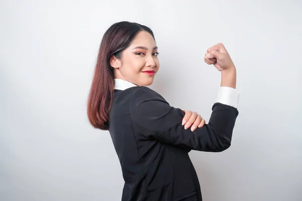 Vzrušená Asijská Podnikatelka Černém Obleku Ukazuje Silné Gesto Tím Zvedne — Stock fotografie