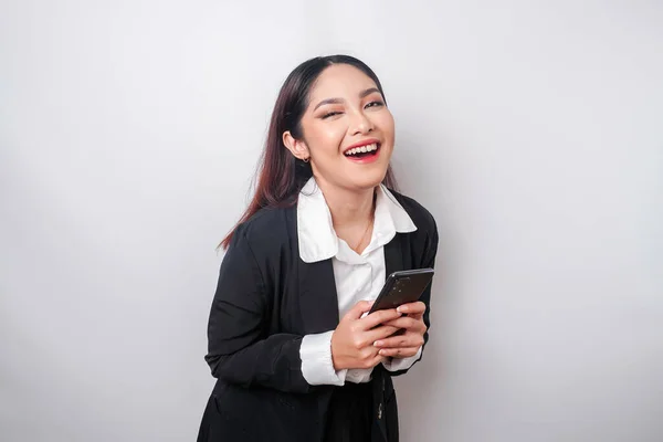 Портрет Щасливої Азіатської Бізнесменки Посміхається Тримає Свій Смартфон Чорному Костюмі — стокове фото