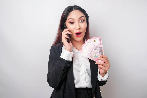 Verrast Aziatische Zakenvrouw Draagt Zwart Pak Met Haar Smartphone Geld — Stockfoto