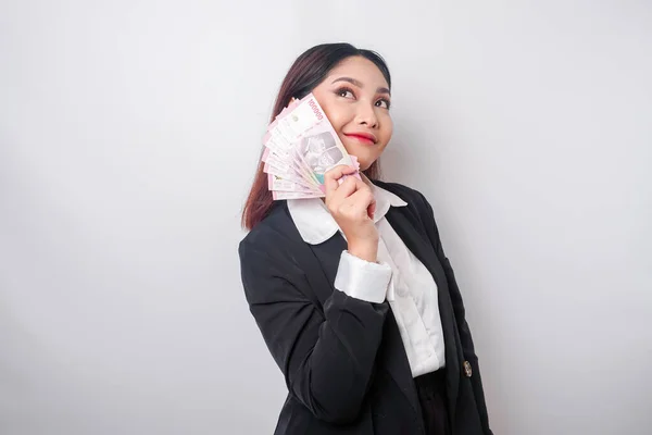 Una Mujer Joven Reflexiva Está Usando Traje Negro Sosteniendo Dinero — Foto de Stock