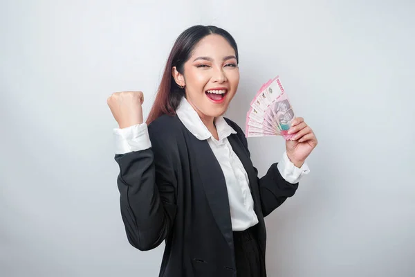 Een Jonge Aziatische Zakenvrouw Met Een Gelukkige Succesvolle Uitdrukking Zwart — Stockfoto