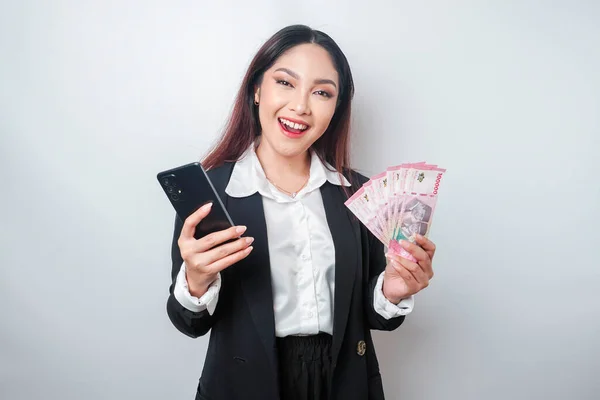 Tânără Femeie Afaceri Fericită Poartă Costum Negru Ținându Telefonul Banii — Fotografie, imagine de stoc