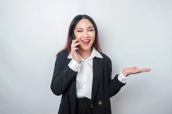 Empresária Asiática Excitada Vestindo Terno Preto Apontando Para Espaço Cópia — Fotografia de Stock